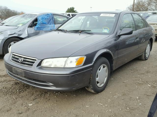 4T1BG22K0YU993790 - 2000 TOYOTA CAMRY CE GRAY photo 2