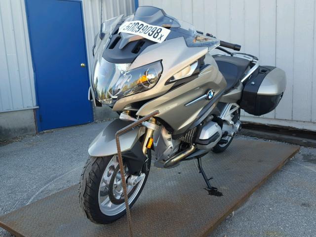 WB10A1306HZ431607 - 2017 BMW R1200 RT SILVER photo 2