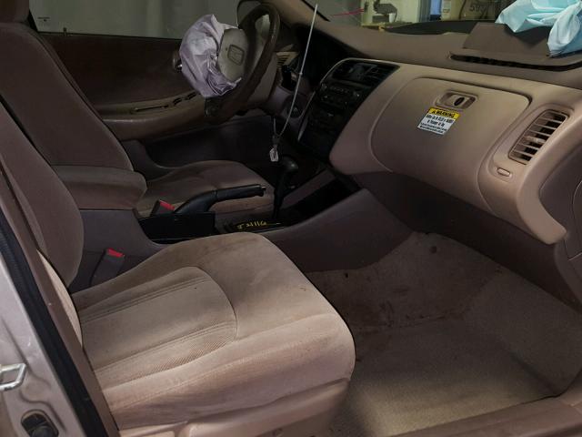 1HGCG5645XA139367 - 1999 HONDA ACCORD LX BEIGE photo 5