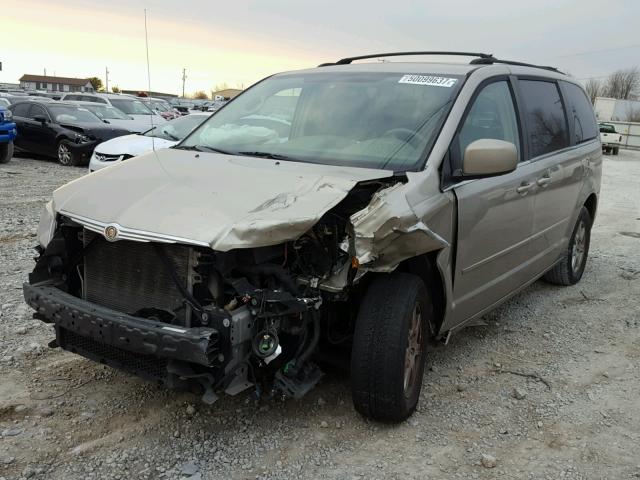 2A8HR54P78R609920 - 2008 CHRYSLER TOWN & COU GOLD photo 2