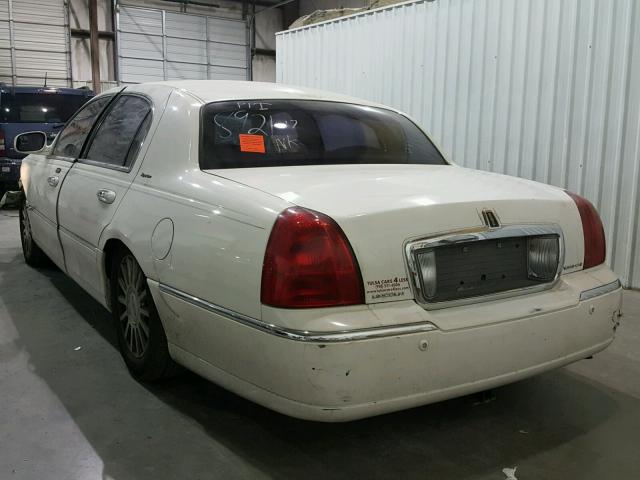 1LNHM81WX4Y669288 - 2004 LINCOLN TOWN CAR E WHITE photo 3