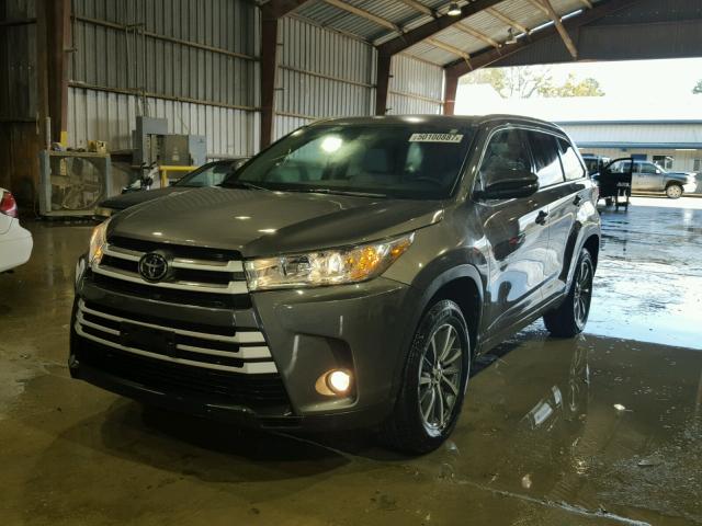 5TDKZRFH7HS190047 - 2017 TOYOTA HIGHLANDER SILVER photo 2