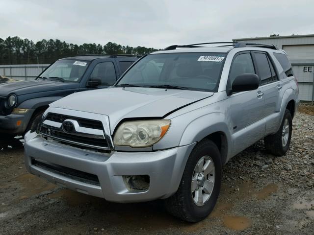 JTEZU14R868046241 - 2006 TOYOTA 4RUNNER SR SILVER photo 2