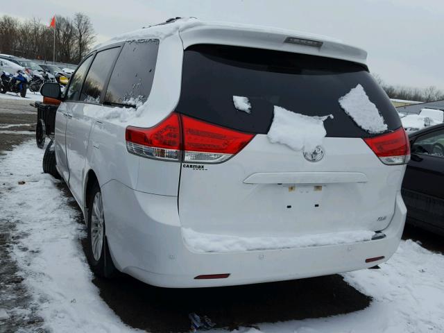 5TDYK3DCXDS372290 - 2013 TOYOTA SIENNA XLE WHITE photo 3