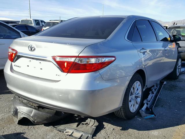 4T1BF1FK6HU379592 - 2017 TOYOTA CAMRY LE ვერცხლისფერი ფოტო 4
