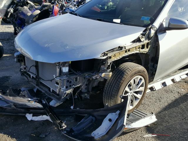 4T1BF1FK6HU379592 - 2017 TOYOTA CAMRY LE ვერცხლისფერი ფოტო 9