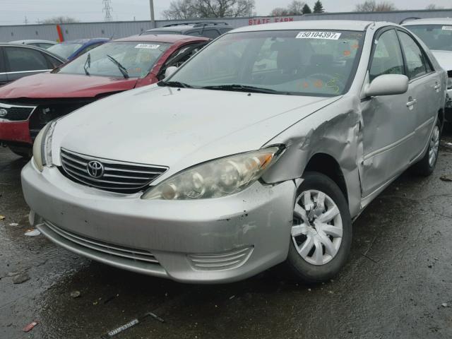 4T1BE32K05U500049 - 2005 TOYOTA CAMRY LE SILVER photo 2