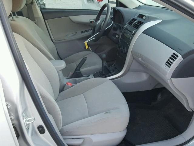 2T1BU4EE1DC071468 - 2013 TOYOTA COROLLA BA SILVER photo 5