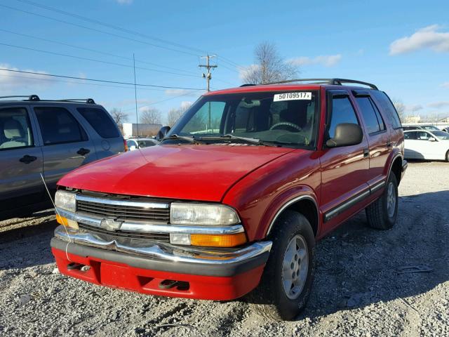 1GNDT13W9W2255961 - 1998 CHEVROLET BLAZER RED photo 2