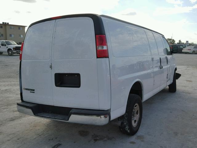 1GCWGGCF1F1271375 - 2015 CHEVROLET EXPRESS G2 WHITE photo 4