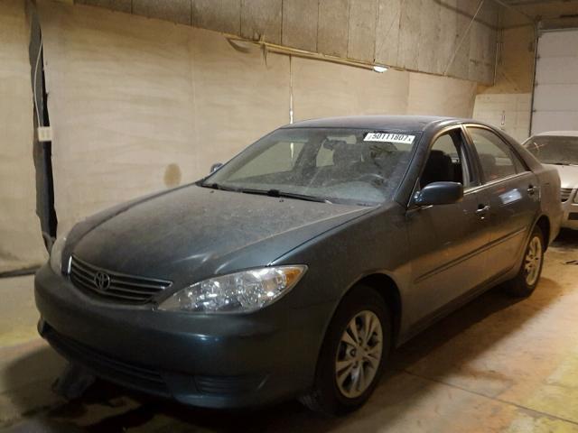 4T1BF30K05U109628 - 2005 TOYOTA CAMRY LE GRAY photo 2