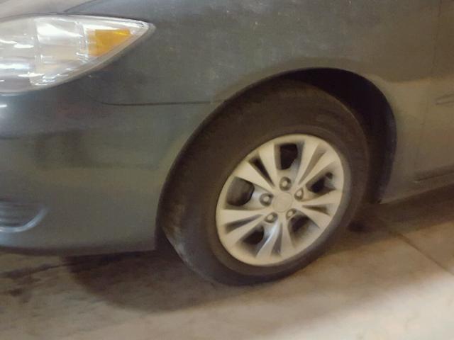 4T1BF30K05U109628 - 2005 TOYOTA CAMRY LE 灰色 照片 9