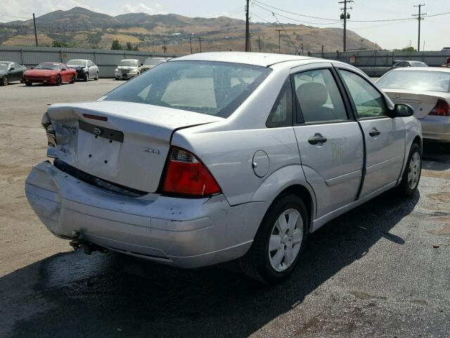 1FAFP34N46W189874 - 2006 FORD FOCUS ZX4 SILVER photo 4