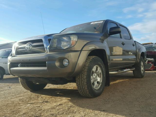 5TELU4EN8AZ695634 - 2010 TOYOTA TACOMA DOU GOLD photo 2