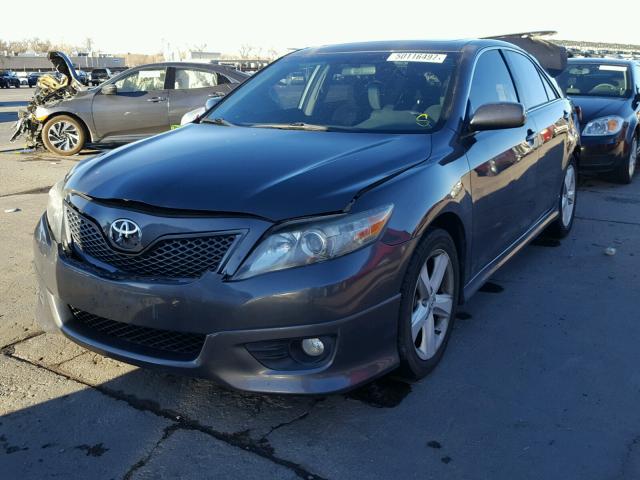 4T1BF3EK5BU214556 - 2011 TOYOTA CAMRY BASE GRAY photo 2