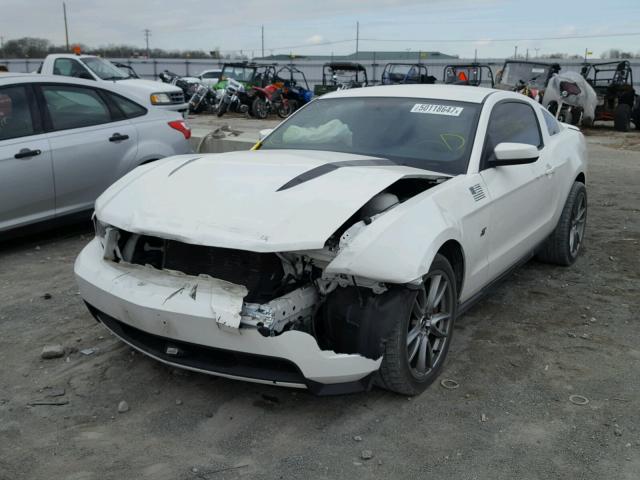 1ZVBP8CF9B5148119 - 2011 FORD MUSTANG GT WHITE photo 2