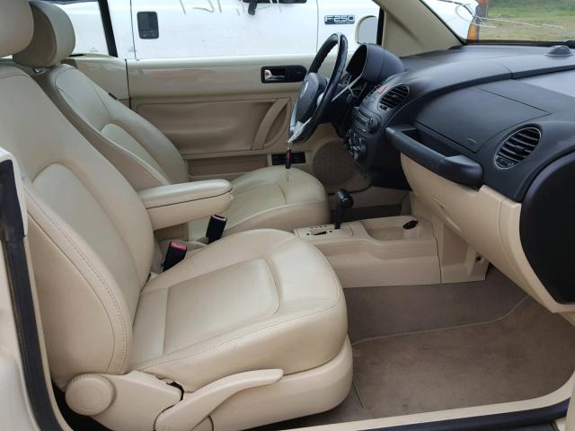 3VWRF31Y19M406288 - 2009 VOLKSWAGEN NEW BEETLE 奶油色 照片 5