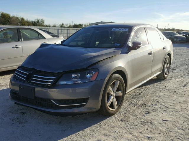 1VWBP7A37DC026960 - 2013 VOLKSWAGEN PASSAT SE GRAY photo 2