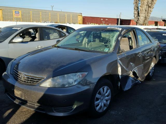 4T1BE32K15U503803 - 2005 TOYOTA CAMRY LE GRAY photo 2