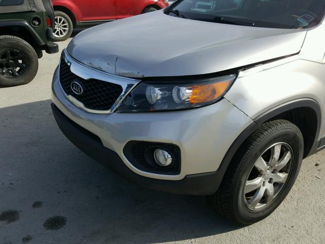 5XYKT4A63DG340642 - 2013 KIA SORENTO LX SILVER photo 9