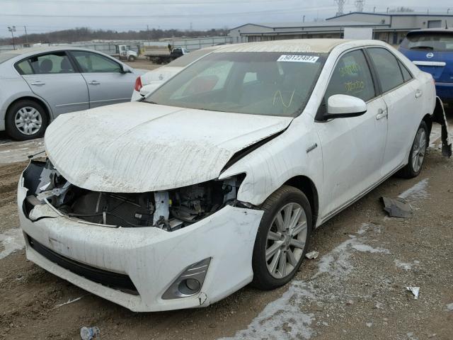 4T1BD1FK3EU102240 - 2014 TOYOTA CAMRY HYBR WHITE photo 2