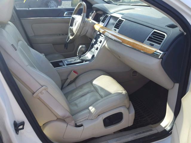 1LNHM94R89G601774 - 2009 LINCOLN MKS WHITE photo 5