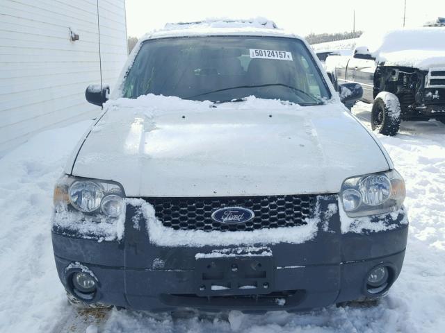 1FMYU93125KE39899 - 2005 FORD ESCAPE XLT WHITE photo 9