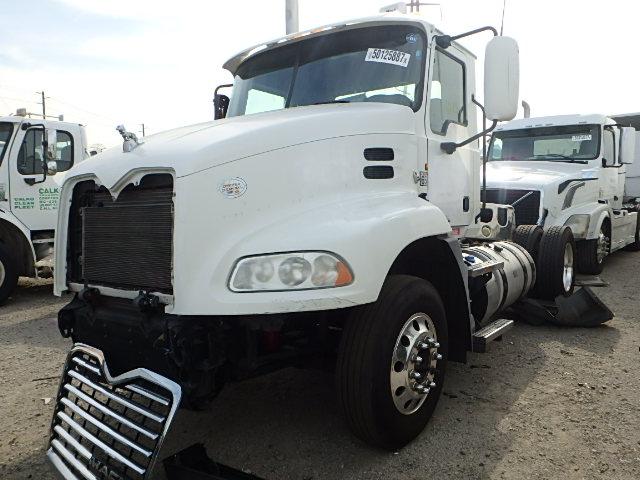 1M1AW01X5CM004802 - 2012 MACK 600 CXU600 WHITE photo 2