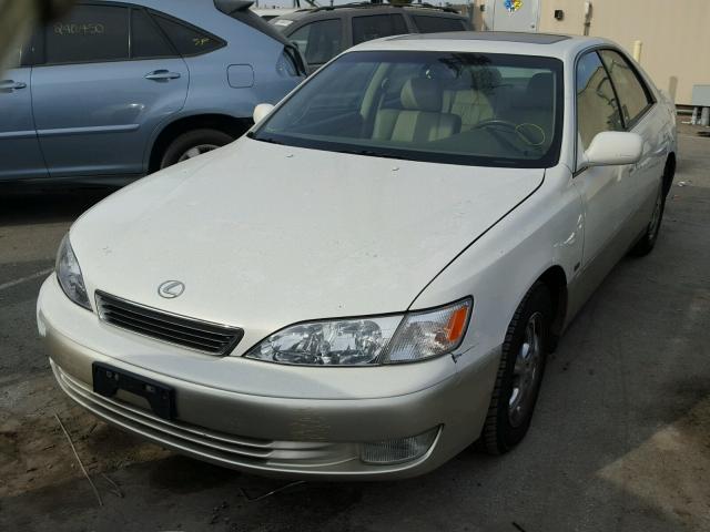 JT8BF28G8X5069521 - 1999 LEXUS ES 300 WHITE photo 2