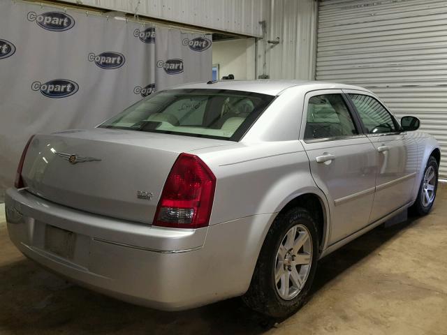 2C3KA53G27H629619 - 2007 CHRYSLER 300 TOURIN SILVER photo 4