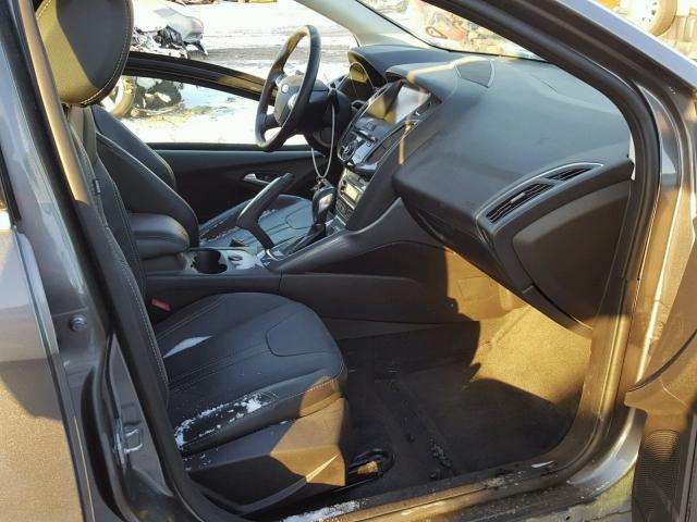 1FADP3N22EL130978 - 2014 FORD FOCUS TITA GRAY photo 5