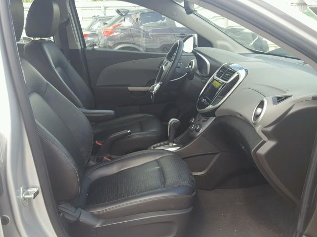 1G1JF5SBXJ4107607 - 2018 CHEVROLET SONIC PREM SILVER photo 5