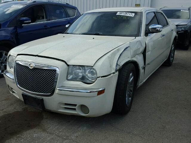 2C3AA63H75H566251 - 2005 CHRYSLER 300C WHITE photo 2