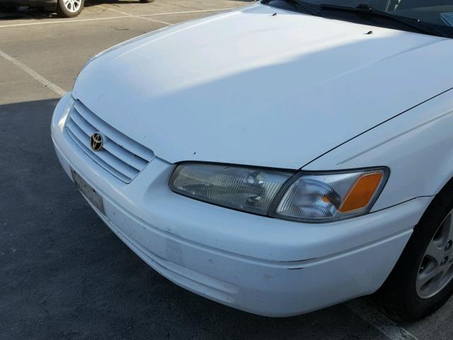 JT2BF28K7X0187040 - 1999 TOYOTA CAMRY LE თეთრი ფოტო 9