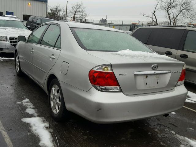 4T1BE30K05U067691 - 2005 TOYOTA CAMRY LE SILVER photo 3