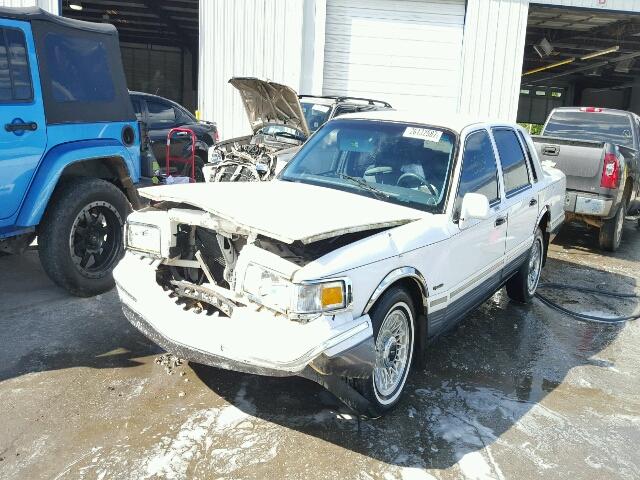 1LNLM82W2VY748450 - 1997 LINCOLN TOWN CAR S WHITE photo 2