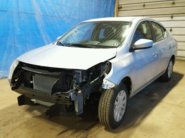 3N1CN7AP1JK398268 - 2018 NISSAN VERSA S 银色 照片 2