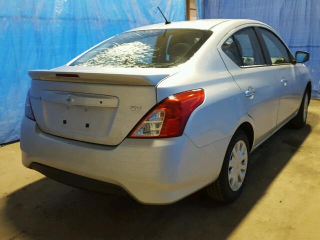 3N1CN7AP1JK398268 - 2018 NISSAN VERSA S 银色 照片 4