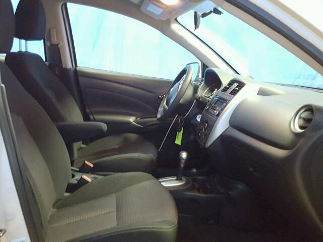 3N1CN7AP1JK398268 - 2018 NISSAN VERSA S 银色 照片 5