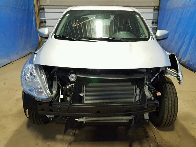 3N1CN7AP1JK398268 - 2018 NISSAN VERSA S 银色 照片 9