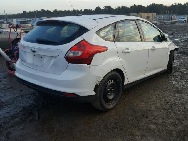 1FAHP3K2XCL197220 - 2012 FORD FOCUS SE WHITE photo 4