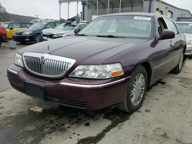 1LNHM83V56Y640658 - 2006 LINCOLN TOWN CAR D MAROON photo 2