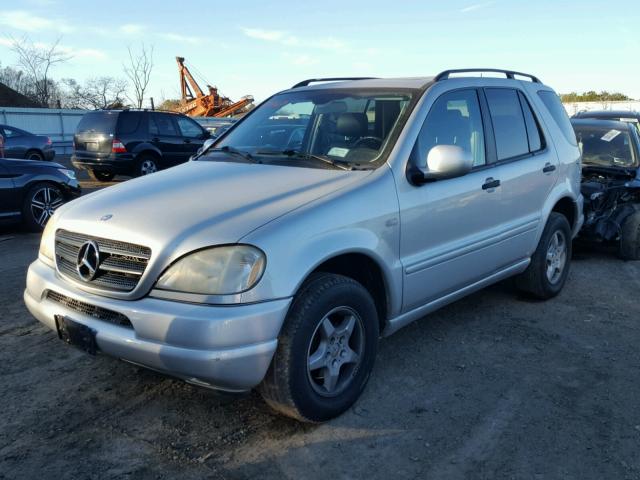 4JGAB54E81A287094 - 2001 MERCEDES-BENZ ML 320 GRAY photo 2