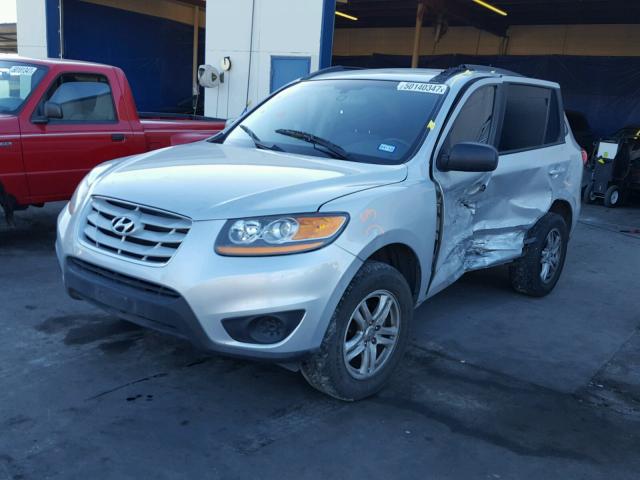 5NMSGDAB8AH333611 - 2010 HYUNDAI SANTA FE G SILVER photo 2