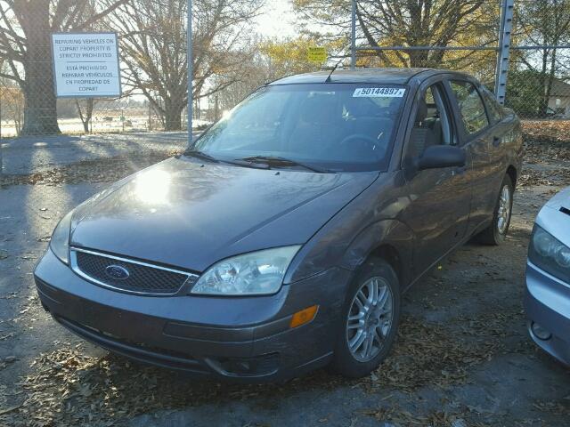 1FAHP34N86W213067 - 2006 FORD FOCUS ZX4 GRAY photo 2