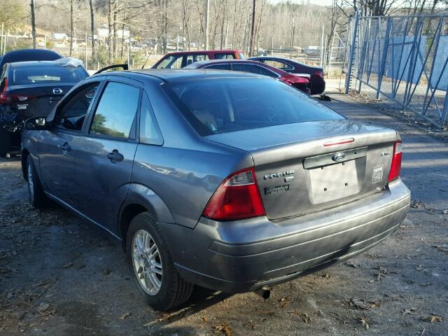 1FAHP34N86W213067 - 2006 FORD FOCUS ZX4 GRAY photo 3