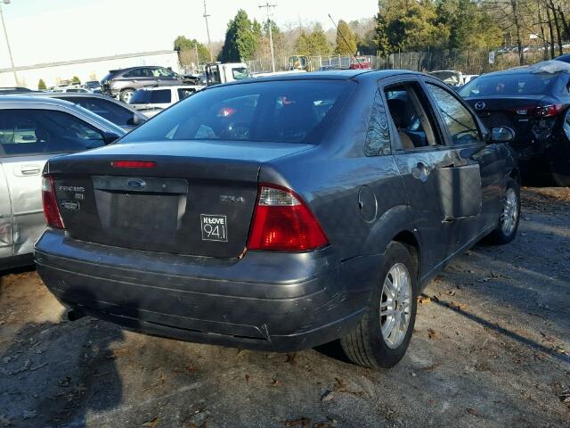 1FAHP34N86W213067 - 2006 FORD FOCUS ZX4 GRAY photo 4