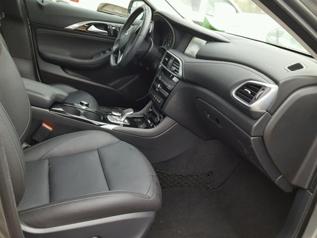 SJKCH5CR3JA041907 - 2018 INFINITI QX30 BASE SILVER photo 5