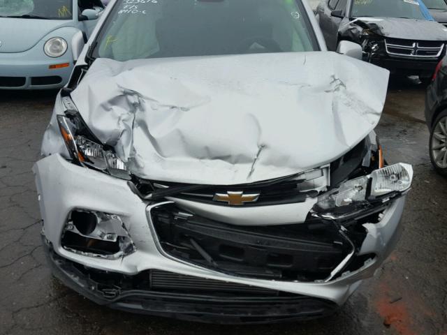 3GNCJKSB4HL229792 - 2017 CHEVROLET TRAX LS SILVER photo 9