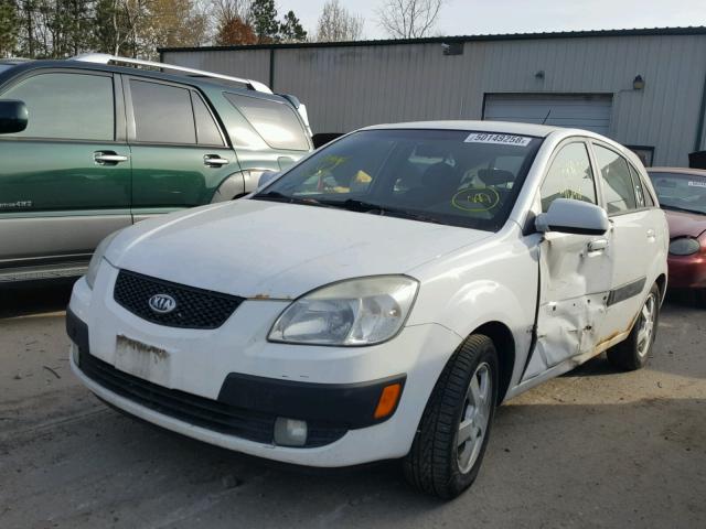 KNADE163966065121 - 2006 KIA RIO 5 WHITE photo 2